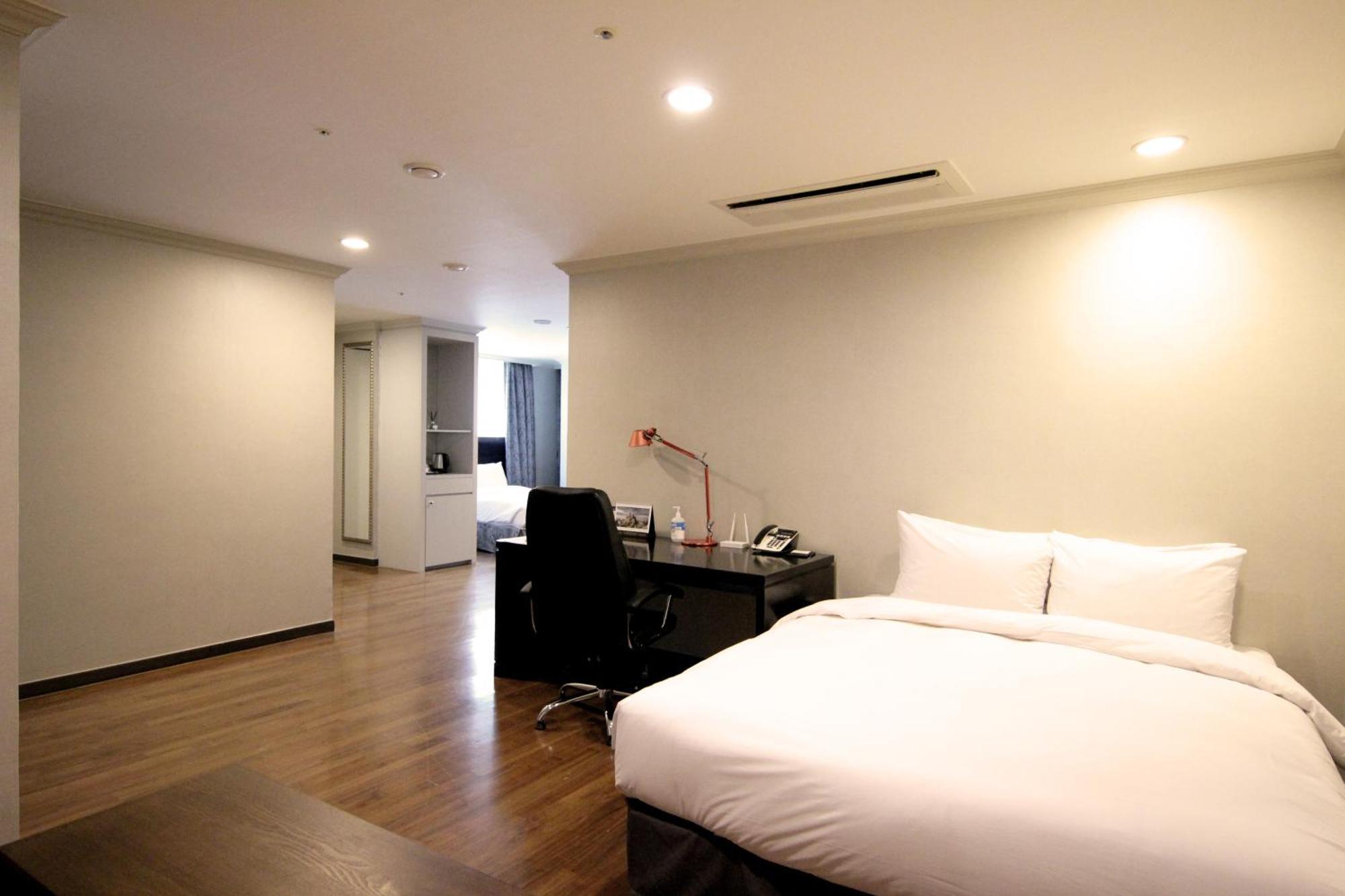 Ramada Hotel And Suites Seoul Namdaemun Exterior photo
